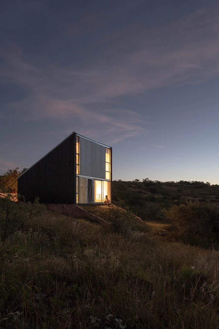 El loft entre la vegetación serrana al atardecer.